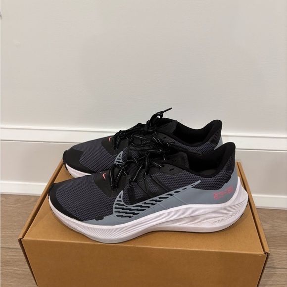 Men's Black and Gray Nike Running Shoes - Picture 2 of 3